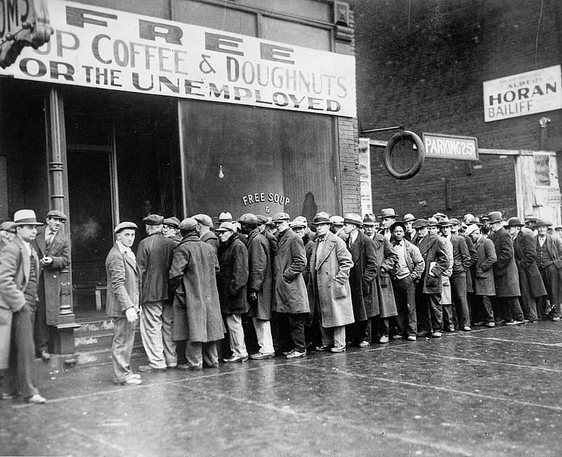 Nezaměstnaní stojí v Chicagu frontu na polévku, kterou nechal rozdávat Al Capone. Rád hrál roli lidumila