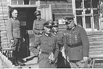 Německý polní maršál Wilhelm von Leeb (uprostřed) ve společnosti dalších německých důstojníků včetně generála Ernsta Busche (první zprava) při inspekci na východní frontě