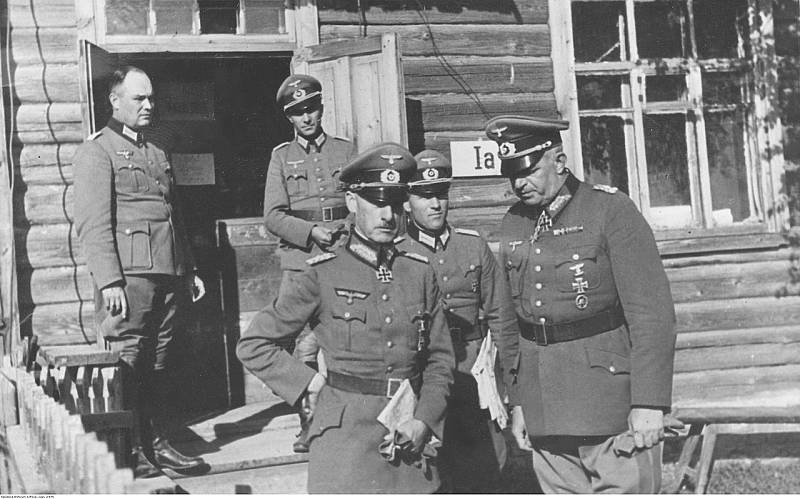 Německý polní maršál Wilhelm von Leeb (uprostřed) ve společnosti dalších německých důstojníků včetně generála Ernsta Busche (první zprava) při inspekci na východní frontě