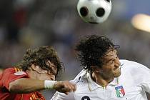 Hlavičkový souboj Španěla Carlese Puyola s Italem Lukou Tonim.