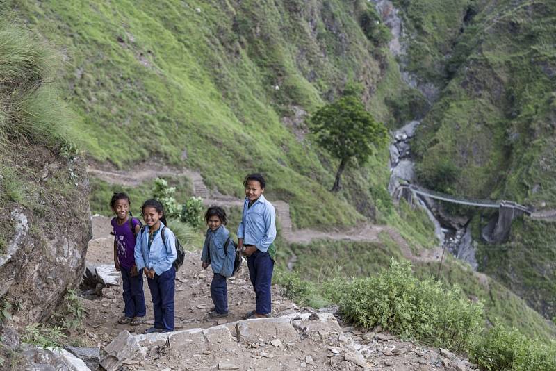 Hned po katastrofě v Nepálu začala pracovat právě nezisková organizace Člověk v tísni a pomáhá tam i dnes. S její pomocí se podařilo opravit na 125 kilometrů horských cest, poskytla práci téměř čtyřem tisícovkám lidí.