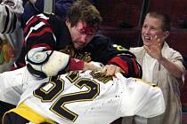 Slavný bitkař Bob Probert (vlevo) zemřel v 45 letech na infarkt. I jeho zdraví poznamenala kariéra hokejového rváče.