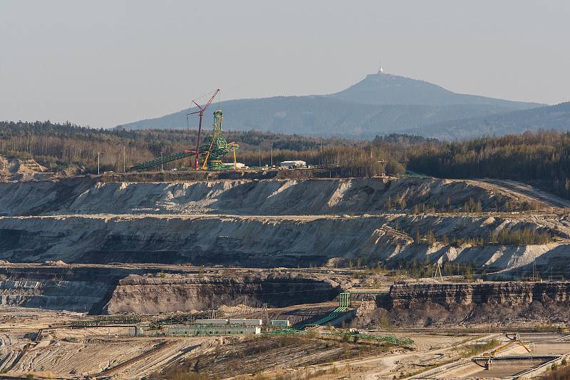 Polský hnědouhelný důl a elektrárna Turów.