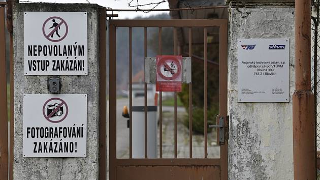 Brána do areálu muničního skladu ve Vrběticích, které patří pod Vlachovice na Zlínsku, na snímku z 19. dubna 2021. Vrbětický muniční sklad v roce 2014 explodoval. Po sedmi letech vyšlo najevo podezření na zapojení ruské tajné služby do výbuchu.