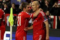 Arjen Robben z Bayernu Mnichov (vpravo) se raduje z gólu proti Manchesteru United.