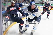 Leo Komarov z Finska (vpravo) a J.T. Compher z USA.