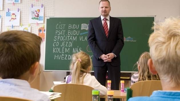 Ministr školství Petr Fiala otevřel 3. září ve Strakonicích novou základní školu. Náklady na vybudování ZŠ Povážská s kapacitou přes 500 dětí činily přibližně 350 milionů korun a hradilo je město.