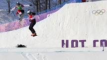Snowboardkrosařka Eva Samková ve finálové jízdě na olympijských hrách v Soči.