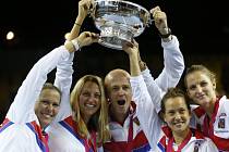 České tenistky hrály finále Fed Cupu v pražské O2 areně třikrát a pokaždé uspěly. Naposledy zvedly trofej nad hlavy v roce 2015 po výhře nad Ruskem (na snímku).