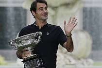 Roger Federer pózuje po oslavách triumfu na Australian Open v zahradách Carlton.