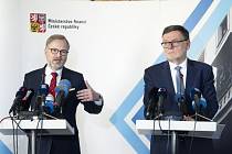 Zleva premiér Petr Fiala (ODS) a ministr Zbyňek Stanjura (ODS) na tiskové konferenci po bilanční návštěvě na ministerstvu financí, 16. února 2023, Praha