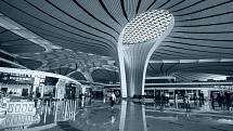 Letiště Daxing v čínském Pekingu je od svého vzniku rozlohou největším letištěm na světě. Jeho jedinečný terminál navrhovala Zaha Hadid.