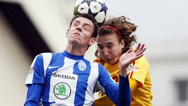 Ondřej Zahustel, Matěj Hanousek. Utkání 29. kola Gambrinus ligy mezi celky FK Dukla Praha vs. FK Mladá Boleslav. 