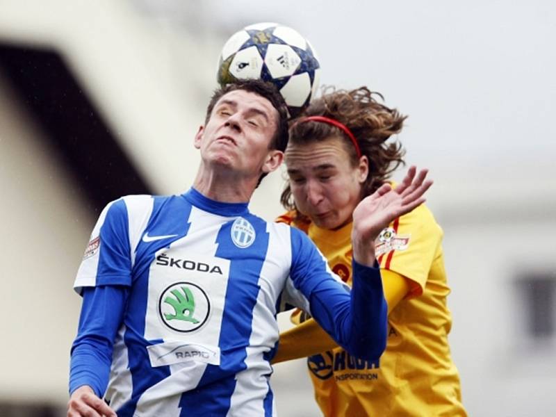 Ondřej Zahustel, Matěj Hanousek. Utkání 29. kola Gambrinus ligy mezi celky FK Dukla Praha vs. FK Mladá Boleslav. 