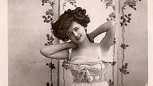 Gaby Deslys na frivolním snímku zřejmě někdy kolem roku 1915