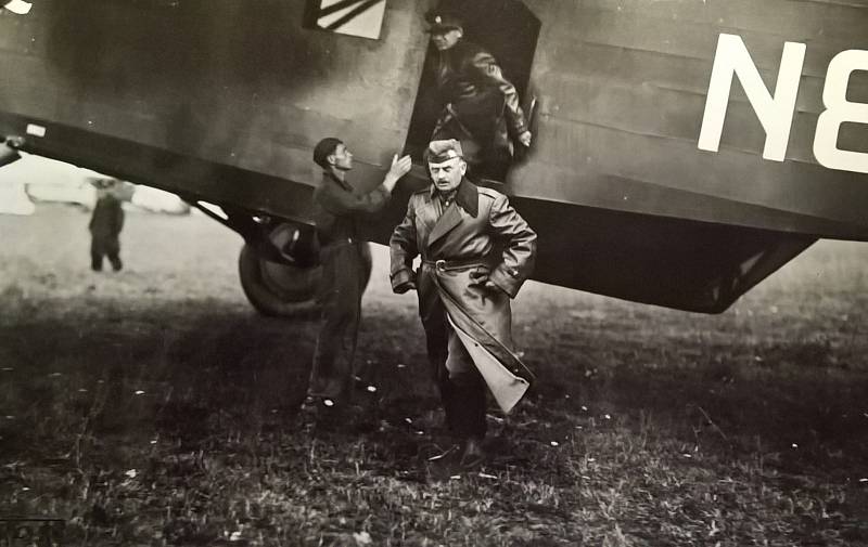 Generál Josef Bílý vystupuje z bombardéru Avia F-39 (Avia F-lX.)