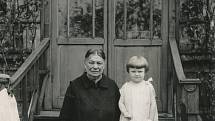 Hana Truncová s babičkou Johnovou, asi 1927/1928