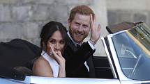 Princ Harry a Meghan opouštějí windsorský hrad a odjíždějí na večerní recepci, kterou organizoval princ Charles.
