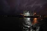 Posádka lodi Sea Lion V se připravuje na hurikán Laura v texaském přístavu Port Arthur, 26. srpna 2020