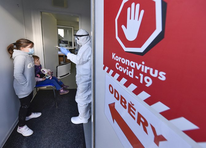 V Nemocnici Znojmo proběhlo 30. března 2021 testování dětí na koronavirus novou metodou odběru ze slin.