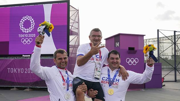 Čeští střelci stříbrný David Kostelecký (vlevo) a zlatý Jiří Lipták (vpravo) pózují s trenérem Petrem Hrdličkou.