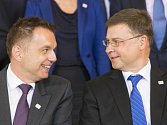 Slovenský ministr financí Peter Kažimír a komisař Valdis Dombrovskis.