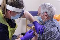 Senior v nemocnici v anglickém Kentu dostává novou vakcínu na koronavirus.