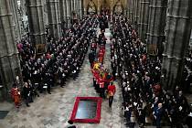 Smuteční průvod s rakví s pozůstatky královny Alžběty II. dorazil do Westminsterského opatství.