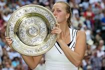 Petra Kvitová s wimbledonskou trofejí z roku 2011