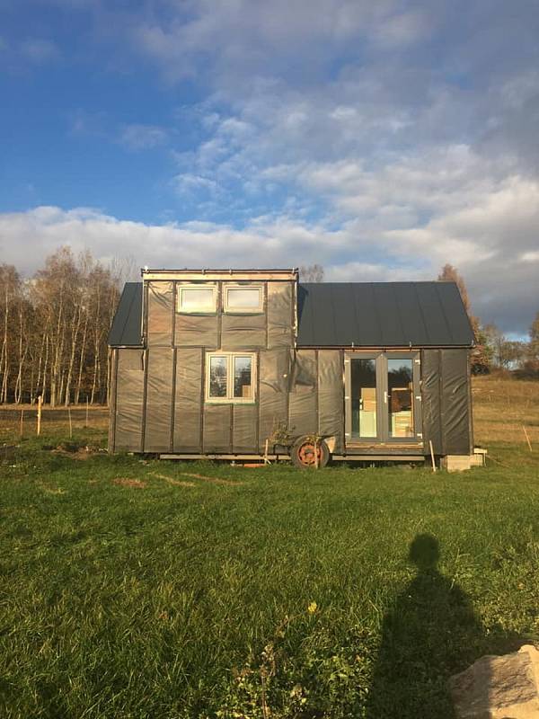 Osmnáctiletý Radek Pospíšil si ve svých šestnácti letech začal vlastníma rukama budovat tiny House. Dnes už plně vybavený dům je jeho splněným snem.