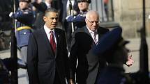 Václav Klaus uvítal 8. dubna amerického prezidenta Baracka Obamu (vlevo) na Pražském hradě.