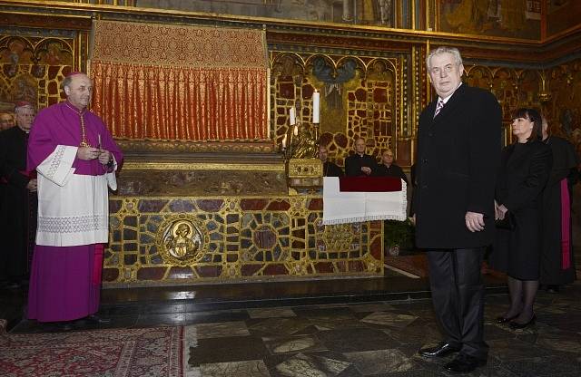 Prezident Miloš Zeman (vpravo se svou manželkou Ivanou) položil 8. března květiny k ostatkům svatého Václava v katedrále svatého Víta poté, co složil prezidentský slib a na dalších pět let se ujal prezidentského úřadu. Vlevo arcibiskup Jan Graubner