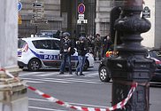 Člen vojenské hlídky u vchodu do muzea Louvre v centru Paříže dnes podle policie postřelil muže, který dvojici vojáků za pokřiku Alláhu akbar (arabsky Bůh je veliký) napadl nožem.