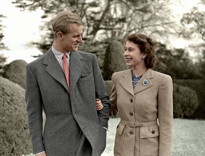 Vévoda z Edinburghu s královnou Alžbětou v roce 1947. Alžbětu mladý pohledný kadet svým šarmem, humorem a nezávislostí doslova okouzlil.