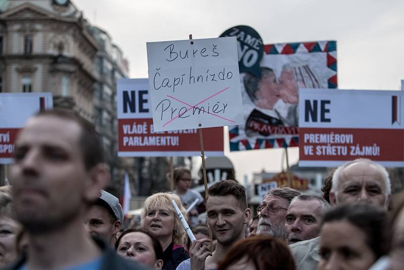 Tisíce lidí protestovaly 9. dubna na pražském Václavském náměstí proti premiérovi Andreji Babišovi.