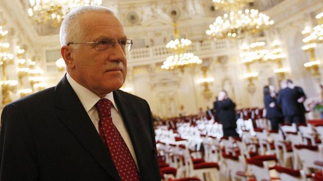 Prezident Václav Klaus odchází po zakončení prvního volebního dne.