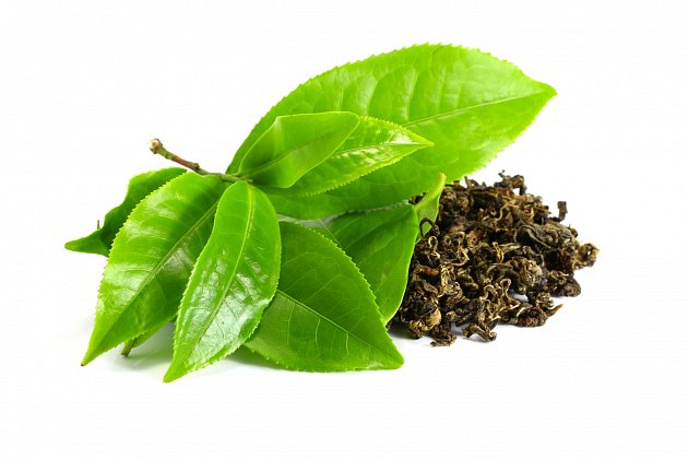 Po celý den dodržujte pitný režim. Zařaďte také pravidelně kvalitní sypaný zelený čaj, který urychluje spalování, vylučuje škodlivé zplodiny z těla.