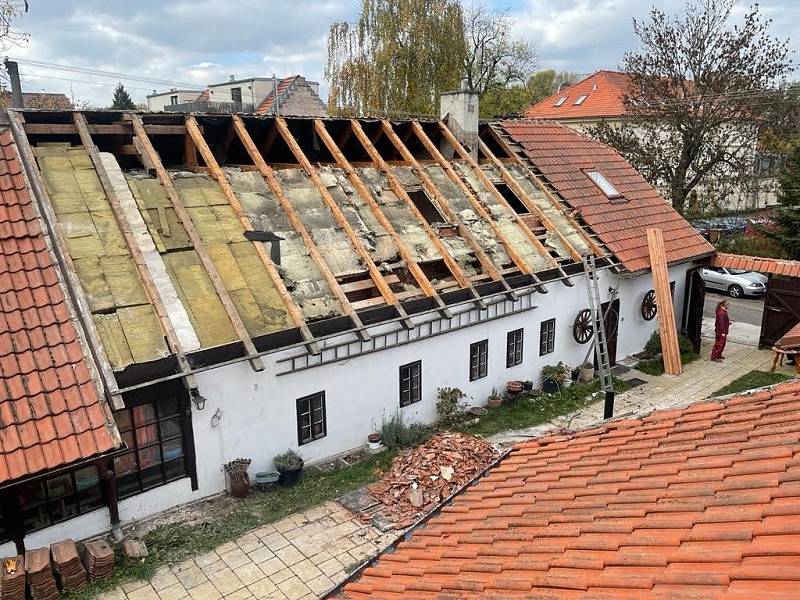 Pan Bartek ze stavební firmy Let´s Bulid přijel na kontrolu průběhu rekonstrukce.