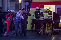 Záchranáři a policie pomáhají studentům a pracovníkům fakulty v Praze po střeleckém útoku