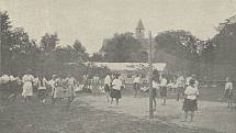 Sportování na letním táboře organizovaném YWCA v Přerově, roku 1925. Tábor byl určený pouze dívkám.