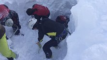 Český turista v sobotu odpoledne v rakouských Alpách vyvolal lavinu, která jej následně zčásti zasypala