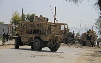Američtí vojáci ve městě Dželálábád, kde sebevražedný atentátník islamistického hnutí Taliban zaútočil na konvoj NATO.