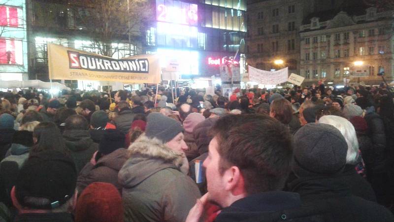 Demonstrace na pražském Václavském náměstí, proti Zdeňku Ondráčkovi