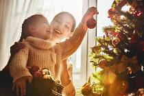Zdobení stromku patří k nejrozšířenějším vánočním zvyklostem.