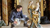 Památkáři ve Vimperku na Prachaticku ve čtvrtek výjimečně vyjmuli sochu madony z 15. století z niky nad oltářem v místním kostele. Zaměřovali 3D skenerem její siluetu, aby mohli vytvořit přesnou kopii.