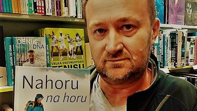 Kniha Jiřího Macka (na fotografii) Nahoru na horu vypráví o Radku Jarošovi.