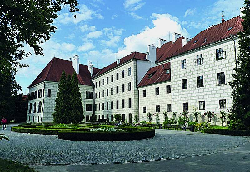 Více než sto obytných místností se nachází v zámku v Třeboni, čtvrtém největším zámeckém komplexu v České republice.
