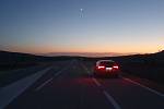Chorvatská večerní silnice při návratu z výletu, po pravé straně pohoří Velebit.