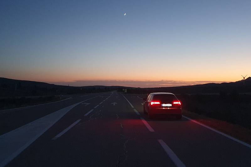 Chorvatská večerní silnice při návratu z výletu, po pravé straně pohoří Velebit.