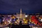 Nejznámějšími vánočními trhy ve Vídni a potažmo v Evropě jsou ty u vídeňské radnice. Letos se konají od 10. listopadu do 26. prosince. Snímek pochází z roku 2022